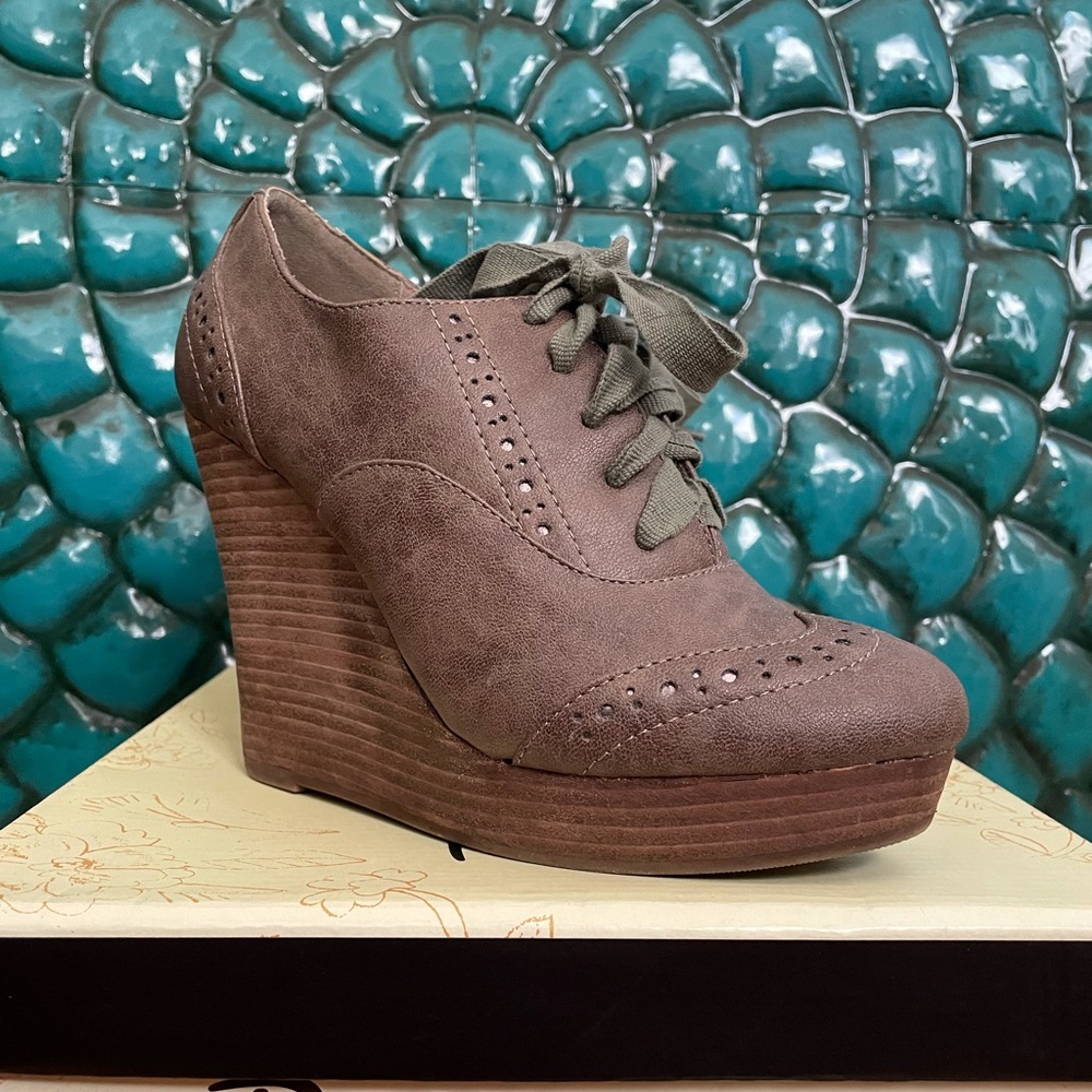 Restricted Oxford Wedges in Taupe size 7.